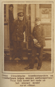 871161 Afbeelding van een tramconducteur en een trambestuurder met de nieuwe uniformpetten voor het personeel van de ...